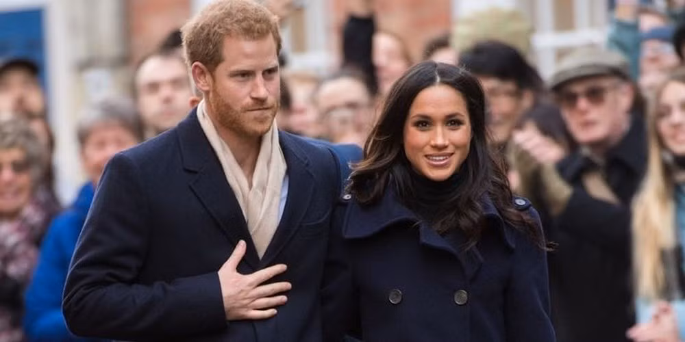 Cụ thể, con trai của Hoàng tử Harry sẽ là người thừa kế thứ 7 của ngai vàng Anh, sau Thái tử Charles, Hoàng tử William cùng 3 người con (hoàng tử George, công chúa Charlotte, hoàng tử Louis) và Hoàng tử Harry.