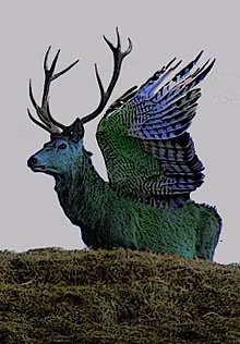 Peryton là sinh vật lai nửa hươu nửa chim. Trên đầu của nó có chiếc sừng hươu và có đôi cánh to lớn của loài chim.