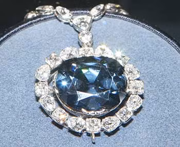 Về sau, viên kim cương Hy vọng rơi vào tay nhà thám hiểm người Pháp Jean-Baptiste Tavernier. Ông mang báu vật này từ Ấn Độ về Pháp. Tại đây, viên kim cương quý hiếm được bán cho Vua Louis XIV năm 1673.