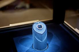 Do sở hữu viên kim cương Hy vọng nên nhà thám hiểm Tavernier đột tử một cách bí ẩn, không rõ nguyên nhân.