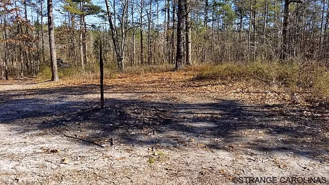 Không những vậy, người dân còn lưu truyền những câu chuyện kỳ bí xảy ra tại vòng tròn của quỷ.