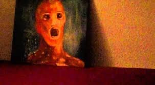 Trước những điều kỳ lạ xảy đến với bản thân và gia đình, Robinson quyết định cất bức tranh xuống tầng hầm như người bà đã làm. Kể từ đó, cuộc sống của gia đình Robinson bình thường trở lại. Mời độc giả xem video: Hé lộ chân dung đích thực của nàng Mona Lisa qua xét nghiệm ADN (nguồn: VTC14)