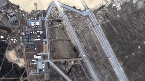 Trước những thông tin ít ỏi về Vùng 51, một số người cho rằng địa điểm tuyệt mật này chính là nơi Mỹ giữ thi thể người ngoài hành tinh và những mảnh vỡ đĩa bay từng gặp nạn ở Trái đất.