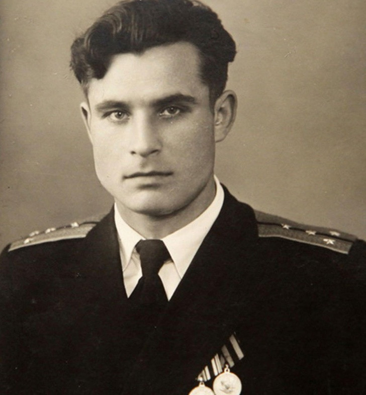 Thuyền trưởng tàu ngầm B - 59 là Valentin Savitsky. Sĩ quan Hải quân Vasili Arkhipov cũng có mặt trên tàu ngầm này. Ông là chỉ huy một đội tàu nhỏ chịu trách nhiệm bảo vệ ba tàu ngầm Liên Xô đang thực hiện sứ mệnh bí mật tới Cuba và có chức ngang với thuyền trưởng Savitsky.