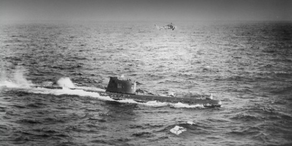 Vì vậy, Tổng thống Mỹ John Kennedy phong tỏa Cuba để ngăn chặn bất kỳ vụ vận chuyển vũ khí nào trong tương lai đồng thời yêu cầu nhà lãnh đạo Khrushchev của Liên Xô phải dỡ bỏ những tên lửa đã lắp đặt. Tuy nhiên, Liên Xô vẫn tỏ thái độ cứng rắn khi cho toàn bộ 42 tên lửa hướng về phía Mỹ. Đáp lại, các đồng minh của Mỹ cũng đe dọa tấn công thủ đô Moscow chỉ trong 16 phút.