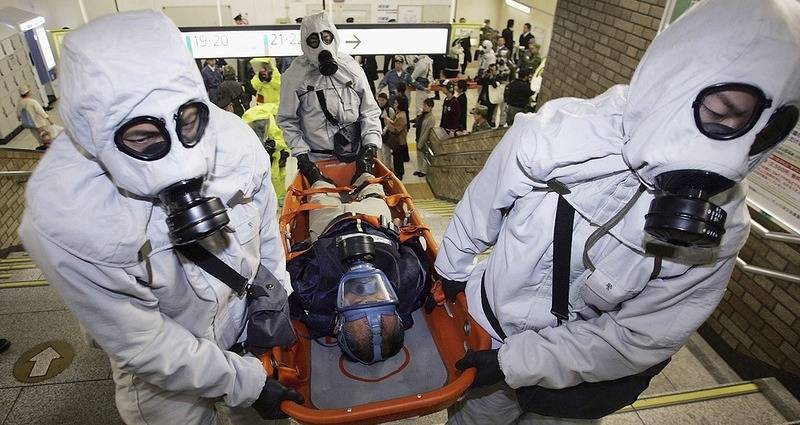 Những chiếc túi chứa đầy chất độc thần kinh hóa lỏng bị các thành viên của giáo phái Aum Shinrikyo chọc thủng khiến sarin phát tán rộng rãi.