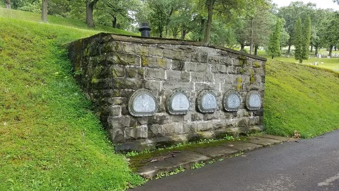 Bên trong hầm mộ cũng đặt một số thức ăn khô giúp họ không bị đói trong trường hợp sống lại sau khi được đem đi chôn cất.