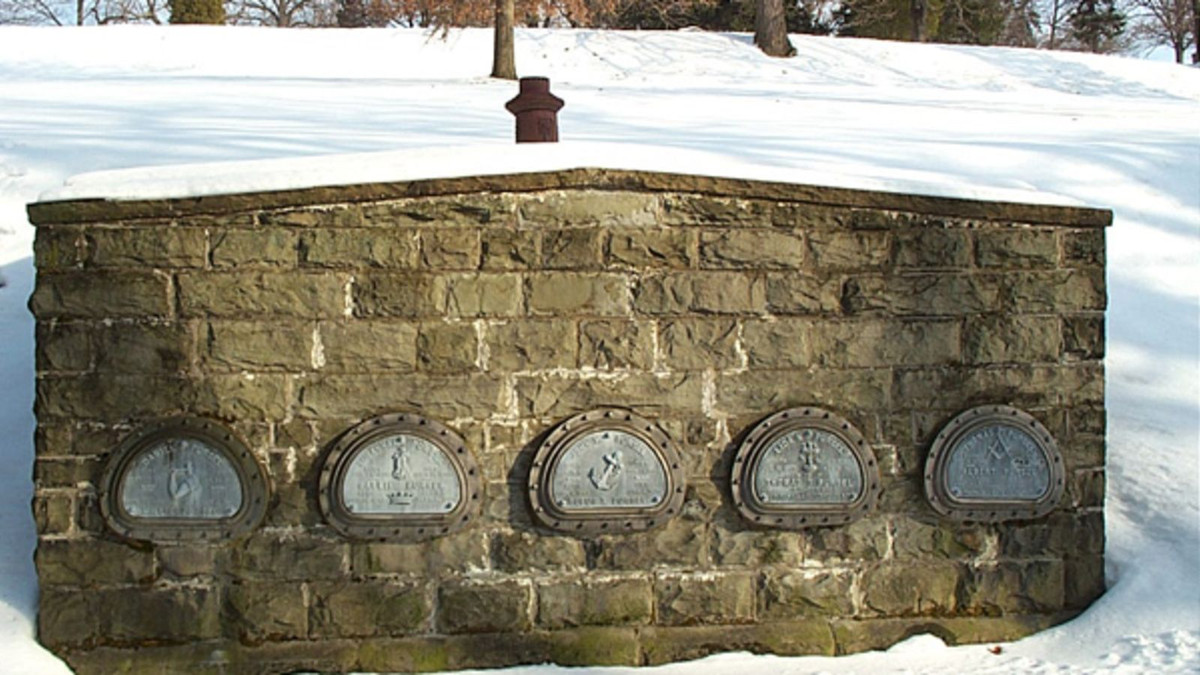 Thomas Pursell nổi tiếng với việc thiết kế một hầm mộ có lối thoát hiểm. Thậm chí, sáng kiến này còn được Pursell đăng ký lấy bằng sáng chế.