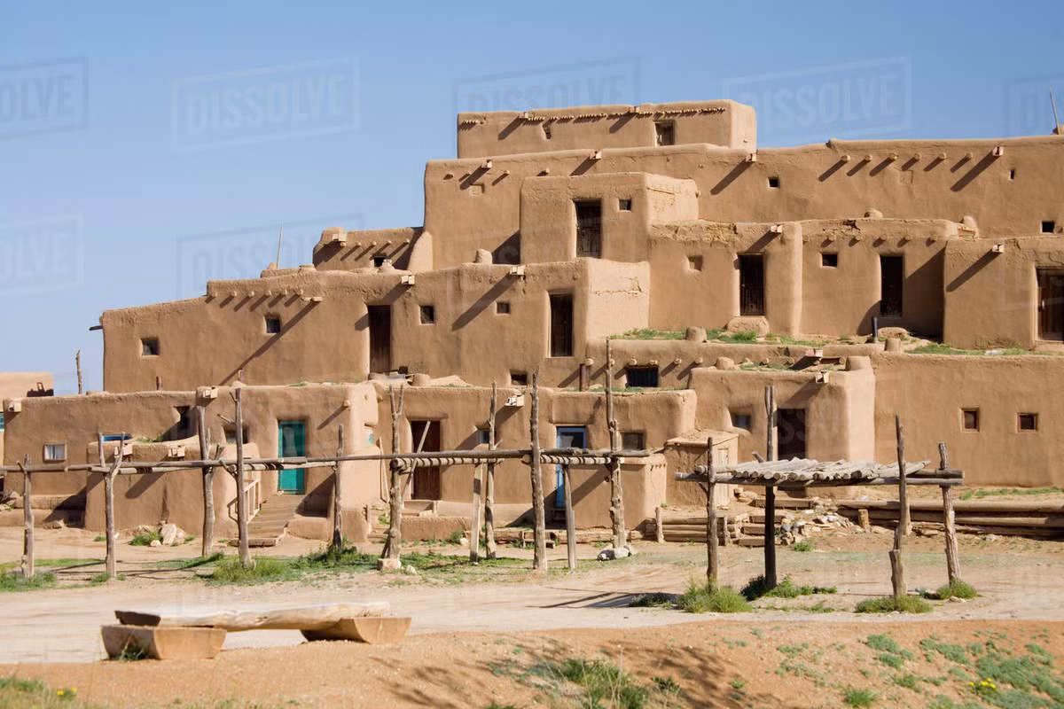 Khoảng 2% dân số ở thị trấn Taos, bang New Mexico, Mỹ báo cáo nghe thấy tiếng vo ve bí ẩn. Âm thanh bí ẩn kỳ quái này còn được cho là khiến nhiều người đau đầu, chóng mặt hay thậm chí buồn nôn.