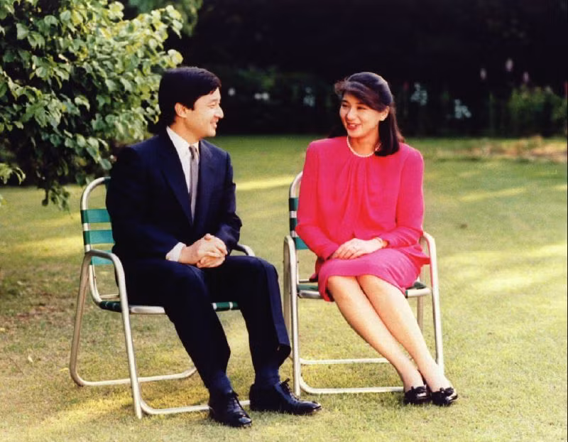 Thái tử Naruhito trò chuyện vui vẻ với hôn thê Masako Owada hồi tháng 6/1993.
