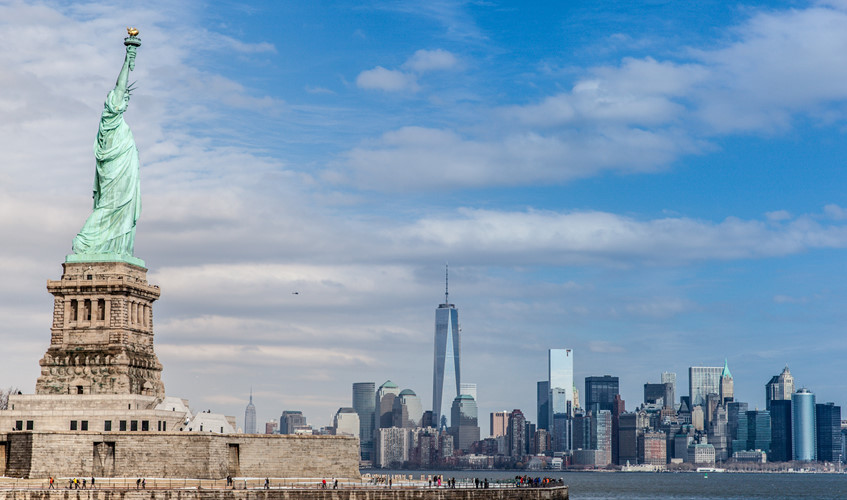 Bức tượng này được xem là biểu tượng quốc gia tượng trưng cho sự tự do, thoát khỏi đau khổ của nhiều người nhập cư Mỹ cuối thế kỷ 19. Nhà điêu khắc Frédéric Auguste Bartholdi thiết kế hình dáng một người phụ nữ mặc áo choàng, tiêu biểu cho Nữ thần Tự do Libertas của La Mã.