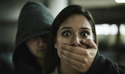 Sau một khoảng thời gian dài ở cạnh kẻ bắt cóc, người bị bắt cóc có sự thay đổi tâm lý từ sợ hãi, căm ghét chuyển sang thấu hiểu, quý mến, thậm chí là bảo vệ hung thủ mà không ý thức được hành động phạm tội của thủ phạm.