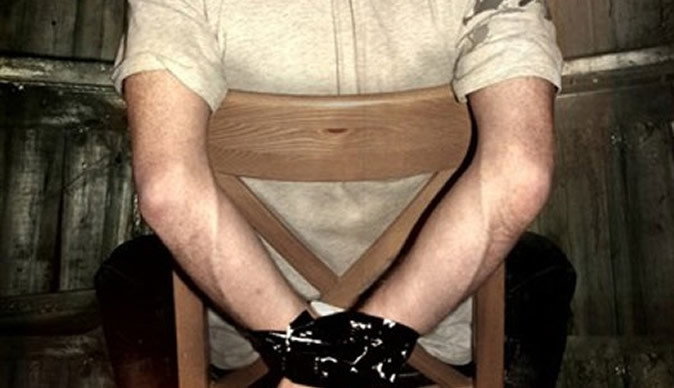 Theo các chuyên gia, 4 người bị bắt cóc có sự thông cảm, bảo vệ kẻ bắt cóc là do nạn nhân tự biện luận và chấp nhận việc cầu thân với kẻ bắt cóc với đích là thích nghi với mội trường mới, tránh bị giết hoặc đánh đập.