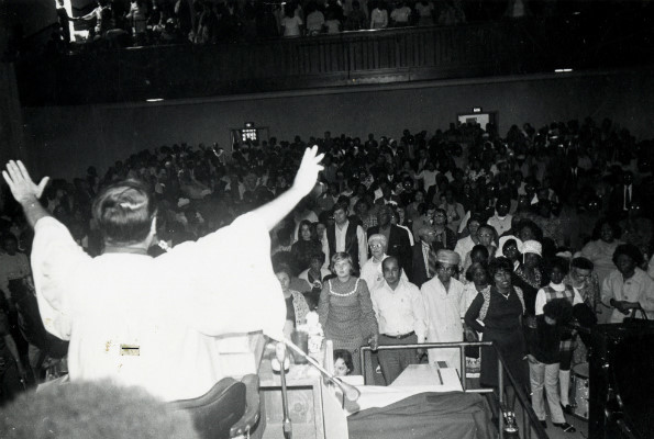 Vào năm 1973, giáo chủ Jim Jones lựa chọn một vùng đất hẻo lánh tại Jonestown, Guyana để mở rộng giáo phái và đưa tất cả tín đồ tới địa điểm mới sinh sống và nghe thuyết giảng suốt ngày đêm.