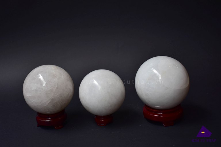 Là một trong thất bảo của nhà Phật, quả cầu phong thủy được cho là mang đến sự thông tuệ, uyên bác, sáng suốt nên gia chủ có thể đặt nó ở bàn học hay bàn thờ gia tiên nhằm giúp các sĩ tử thi cử đỗ đạt.