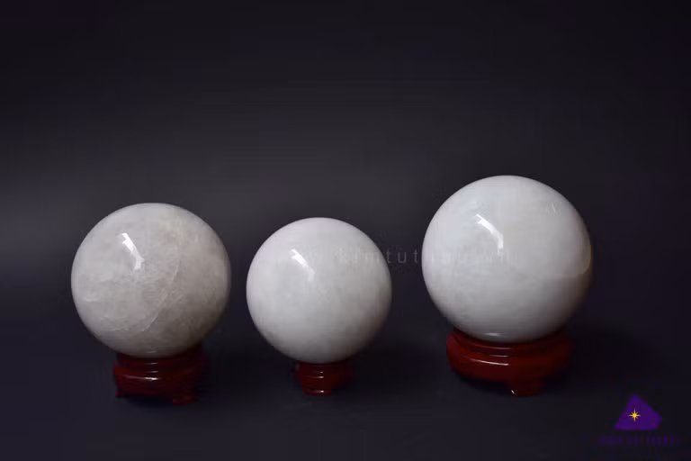 Là một trong thất bảo của nhà Phật, quả cầu phong thủy được cho là mang đến sự thông tuệ, uyên bác, sáng suốt nên gia chủ có thể đặt nó ở bàn học hay bàn thờ gia tiên nhằm giúp các sĩ tử thi cử đỗ đạt.