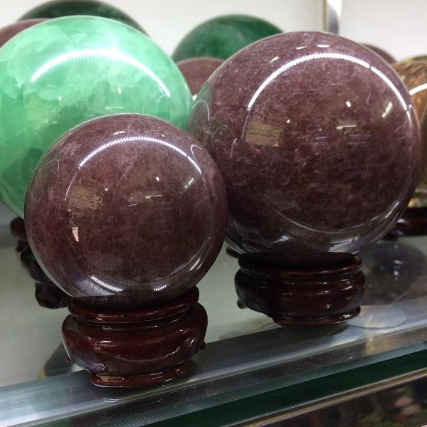 2. Theo các chuyên gia phong thủy, quả cầu phong thủy thường được các gia đình bày trí trong nhà để đem lại vận may về học tập, công danh, sự nghiệp.