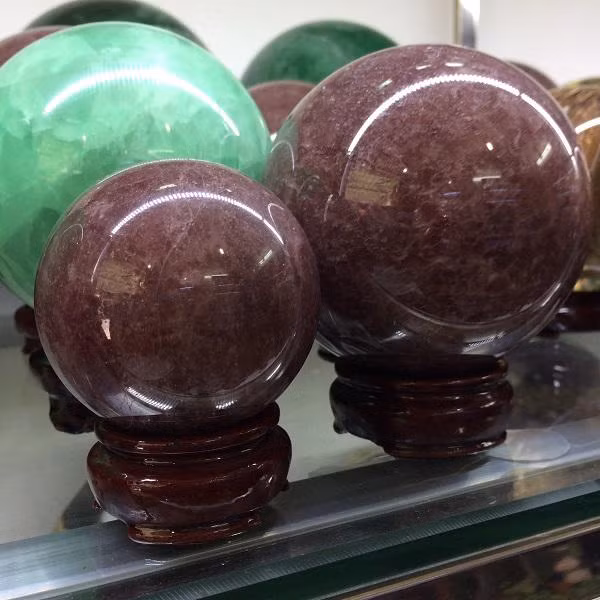 2. Theo các chuyên gia phong thủy, quả cầu phong thủy thường được các gia đình bày trí trong nhà để đem lại vận may về học tập, công danh, sự nghiệp.