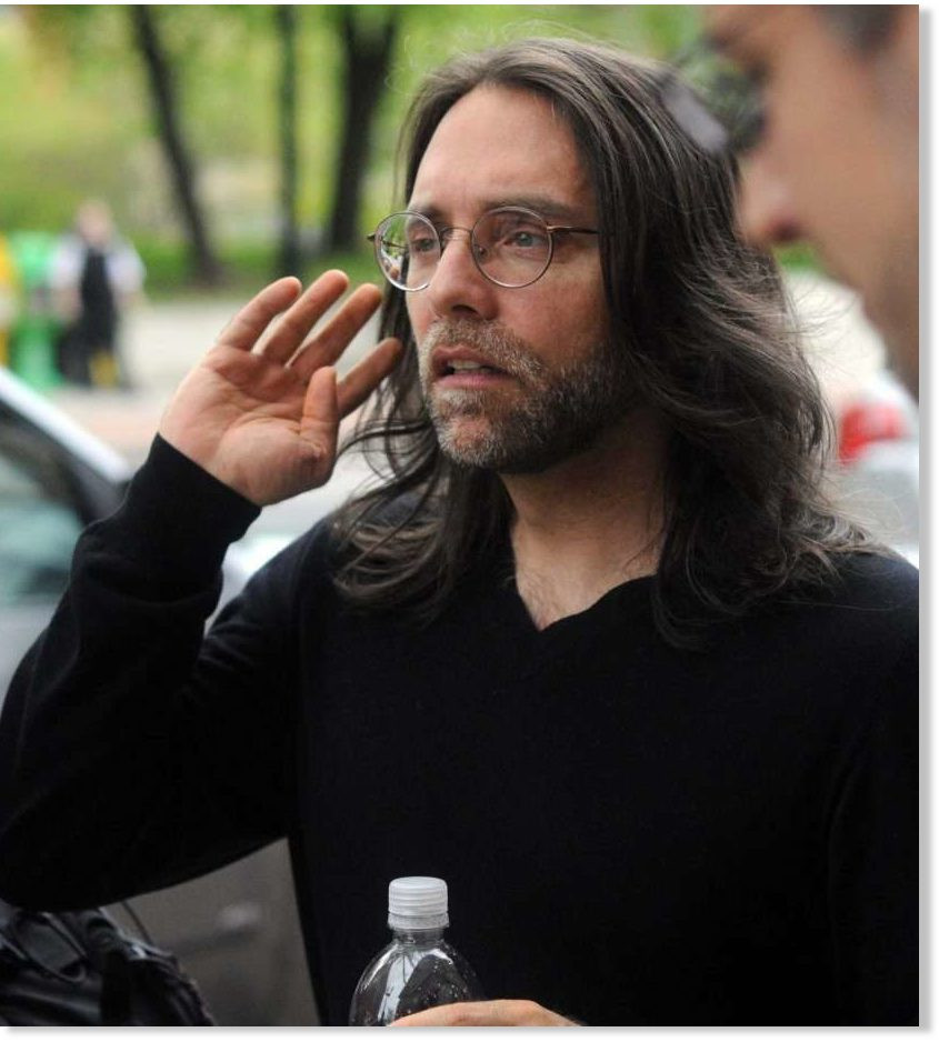 Để làm hài lòng Keith Raniere, các thành viên ăn uống kiêm khem, chạy bộ khoảng 65 km mỗi tuần để có thân hình mảnh mai theo ý muốn của giáo chủ.