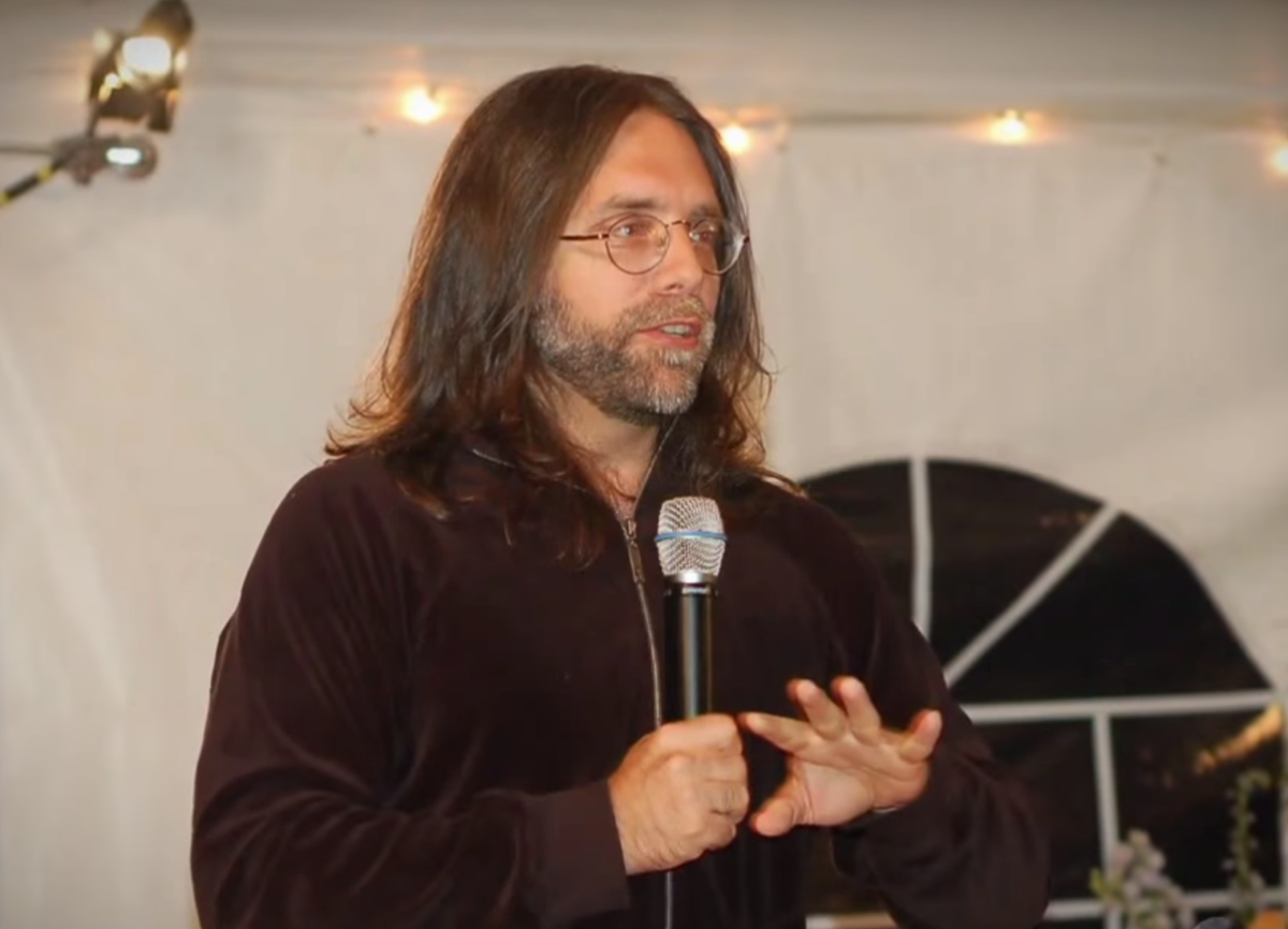 Sau khi các nạn nhân phanh phui bê bối của Keith Raniere và các đồng phạm, giáo chủ rời khỏi Mỹ. Thế nhưng sau đó, y bị lực lượng chức năng bắt ở Mexico năm 2018 và dẫn độ về Mỹ rồi đưa ra xét xử. Video: Bùng phát xung đột giáo phái, 57 người thương vong (nguồn: VTC14)