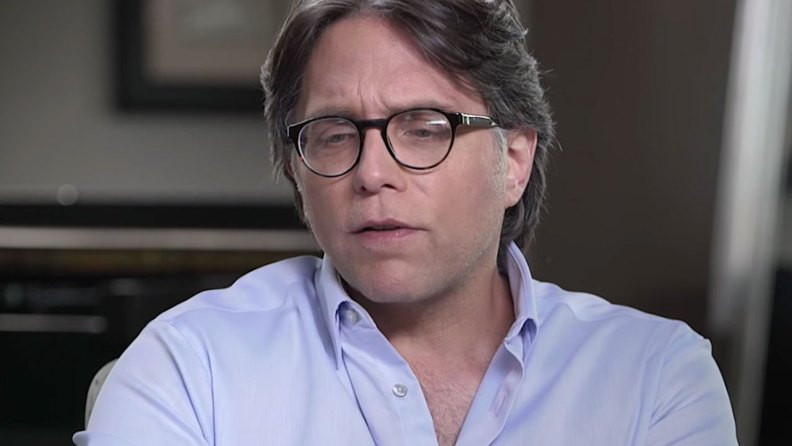 Để chiêu mộ các thành viên, giáo chủ giáo phái Keith Raniere nói với mọi người rằng NXIVM là một tổ chức nữ quyền. Giáo phái này hoạt động ở New York, Mỹ.