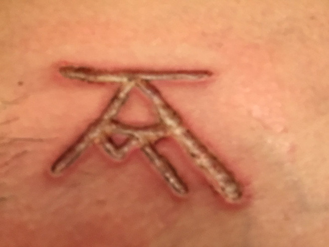 Chưa hết, các thành viên còn bị đóng dấu bằng sắt nung tên Raniere và Mack trên người. Đây được xem là bằng chứng cho thấy họ là tài sản thuộc quyền sở hữu của hai người này.