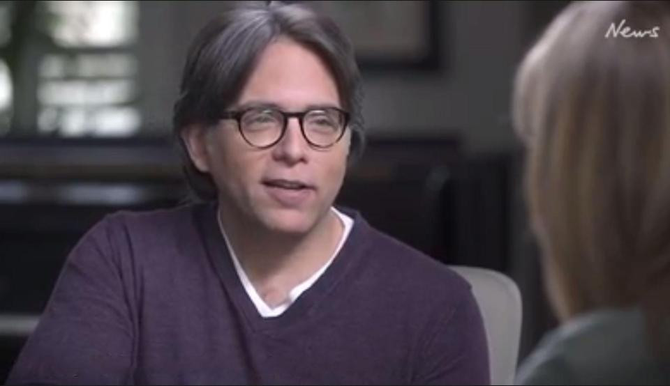 Keith Raniere (trong ảnh) là giáo chủ của NXIVM - giáo phái ép phụ nữ làm nô lệ tình dục. Y đã thành lập giáo phái này cùng với Nancy Salzman năm 1998. Người đứng sau hỗ trợ giáo phái này là nữ diễn viên Allison Mack.