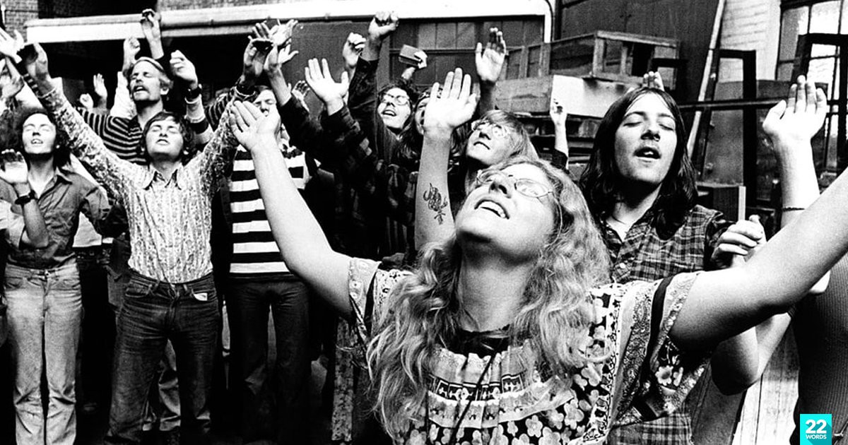 Vì vậy, những đứa trẻ theo cha mẹ tham gia giáo phái hãi hùng trên trở thành nạn nhân của các vụ xâm hại. Không những vậy, trẻ em trong giáo phái còn bị ép ra ngoài đi ăn xin và cấm nói chuyện với người ngoài. Trẻ em trở thành những con búp bê biết nghe lời, không được phép khóc và sẽ bị đánh nếu không cười.