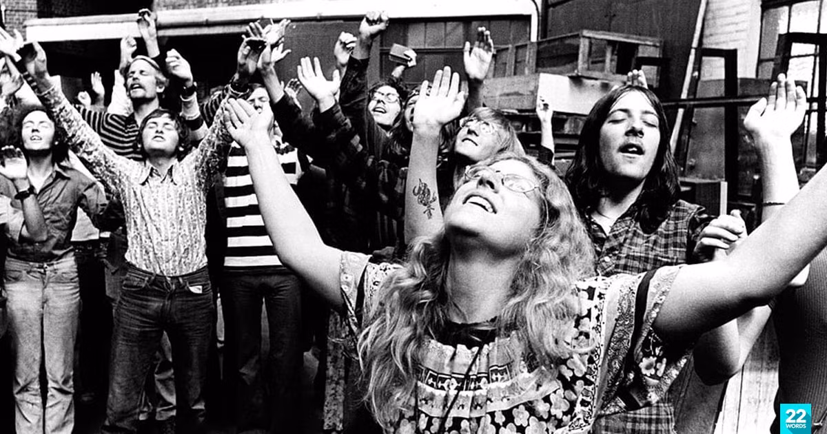 Vì vậy, những đứa trẻ theo cha mẹ tham gia giáo phái hãi hùng trên trở thành nạn nhân của các vụ xâm hại. Không những vậy, trẻ em trong giáo phái còn bị ép ra ngoài đi ăn xin và cấm nói chuyện với người ngoài. Trẻ em trở thành những con búp bê biết nghe lời, không được phép khóc và sẽ bị đánh nếu không cười.