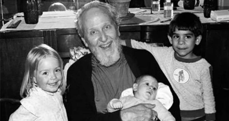 Trong đó, người lớn tham gia giáo phái "Những đứa trẻ của chúa" bị "tẩy não" xâm hại trẻ em với lập luận ràng hành vi này không phải là điều có tội.