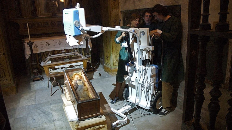 Theo giả thuyết này, Rosalia chớp mắt khi những tia sáng Mặt trời chiếu rọi qua cửa sổ rồi phản chiếu tới quan tài dưới một góc nhất định.