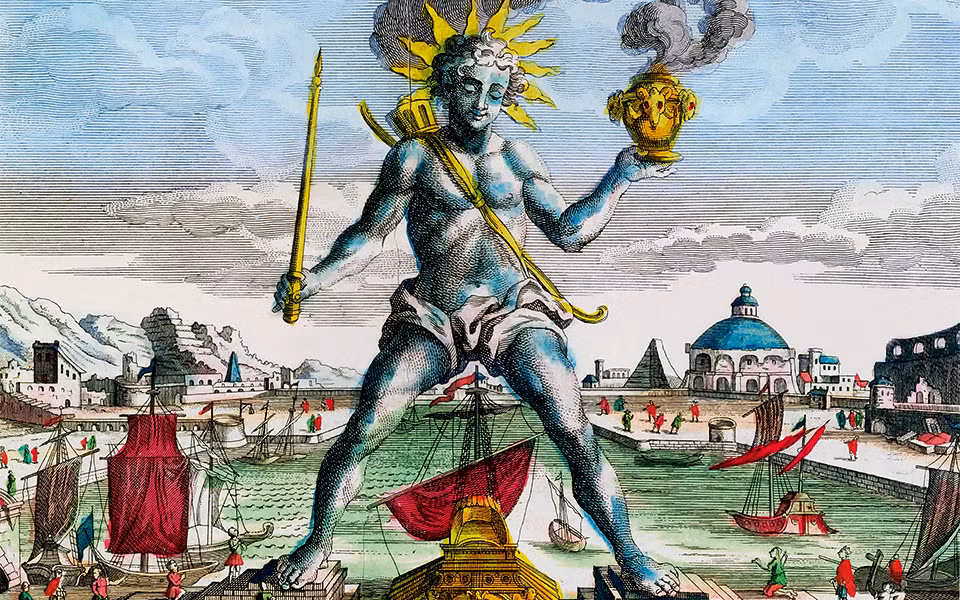 Bức tượng cao 34m và đứng trên bệ đá cẩm thạch trắng cao 15m.