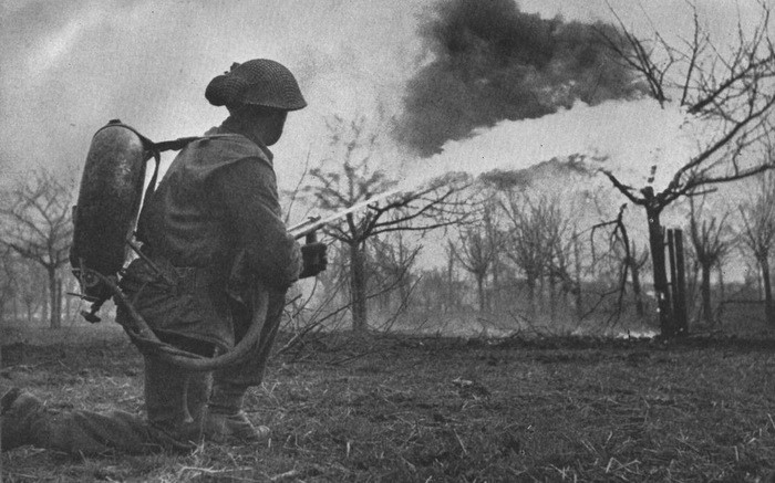 Về sau, quân đội Pháp và Anh cũng phát triển súng phun lửa nhưng quy mô sử dụng vũ khí này không lớn bằng quân Đức.