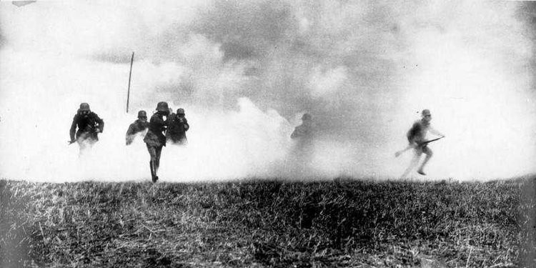 Trong trận Ypres lần thứ hai diễn ra vào tháng 4/1915, quân Đức sử dụng hàng trăm tấn khí clo trên chiến trường khi giao tranh với liên quân Anh, Pháp, Canada.