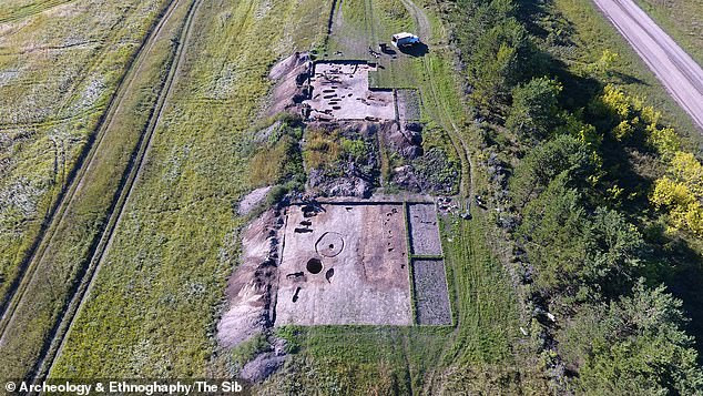 Trong số các hiện vật được tìm thấy, bên cạnh hài cốt người đàn ông trưởng thành có một đồ vật được các chuyên gia hoài nghi có thể là kính đeo mắt.