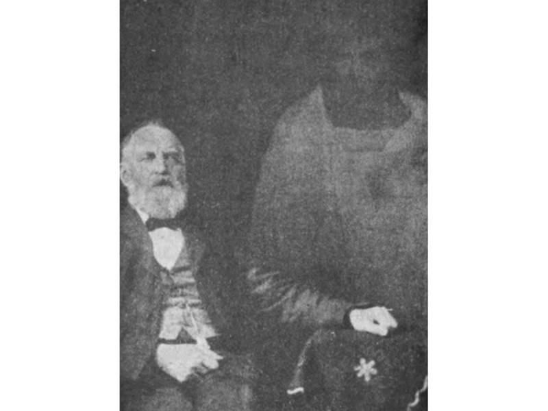 Richard Boursnell chụp ảnh nhà báo William Thomas Stead. Trong bức ảnh này, một hồn ma được cho là viên chỉ huy Piet Botha - người chết trong Chiến tranh Nam Phi xuất hiện.