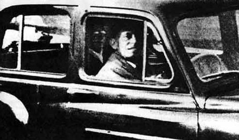 Vào năm 1959, bà Mabel Chinnery đến thăm mộ của mẹ trong một khu nghĩa địa ở Anh. Tạ đây, bà chụp ảnh chồng đang ngồi đợi một mình trong ôtô. Khi rửa ảnh, bà phát hiện một vị "khách" bí ẩn đeo kính ngồi ở hàng ghế sau. Người này chính là người mẹ quá cố của bà.
