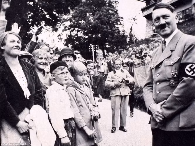 Hitler và đồng bọn sống mai danh ẩn tích, dùng danh tính giả sống ở thị trấn San Antonio, Videma, Neuquen, Muster, Carmena và Rason.