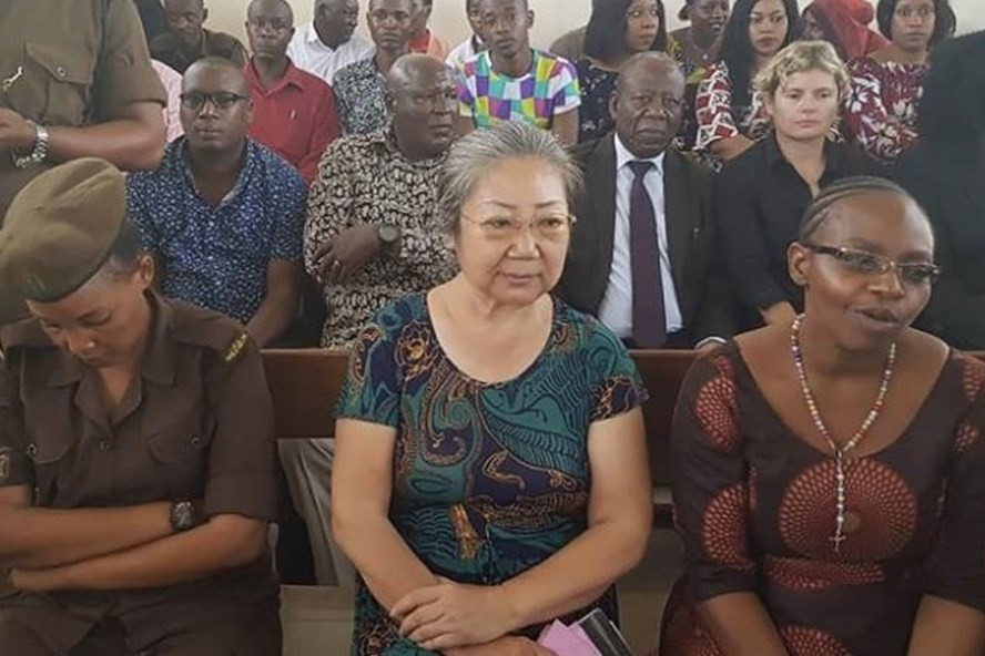 Người phụ nữ Trung Quốc có tên Yang Feng Glan được mệnh danh là "Nữ hoàng ngà voi" khét tiếng thế giới. Bà là một trong những trùm buôn lậu xuyên quốc gia ở Châu Phi. Mặt hàng buôn lậu của Yang Feng Glan là ngà voi.