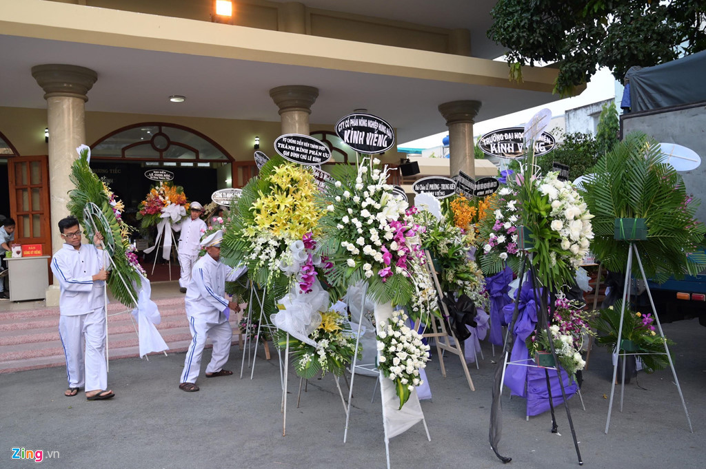 Trong sự nghiệp hơn 30 năm theo nghề, diễn viên Lê Bình không có cuộc sống hào nhoáng nhưng bù lại, ông nhận được tình cảm yêu mến, trân trọng từ đồng nghiệp, khán giả. Mỗi vai diễn dù là ông nông dân chân chất, người cha khó tính hay nhân vật mưu mô, nam nghệ sĩ đều thể hiện sâu sắc, thuyết phục.