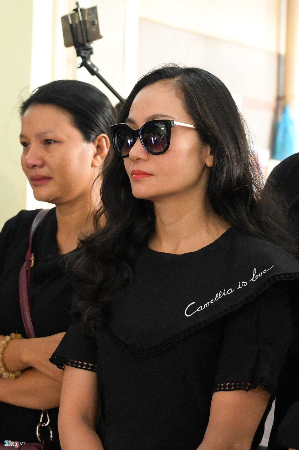 Diễn viên Hạnh Thuý nghẹn ngào nhìn linh cữu cố nghệ sĩ dời đi. Chị nói: "Chúng tôi không muốn tiễn đưa anh mà chào anh đi".