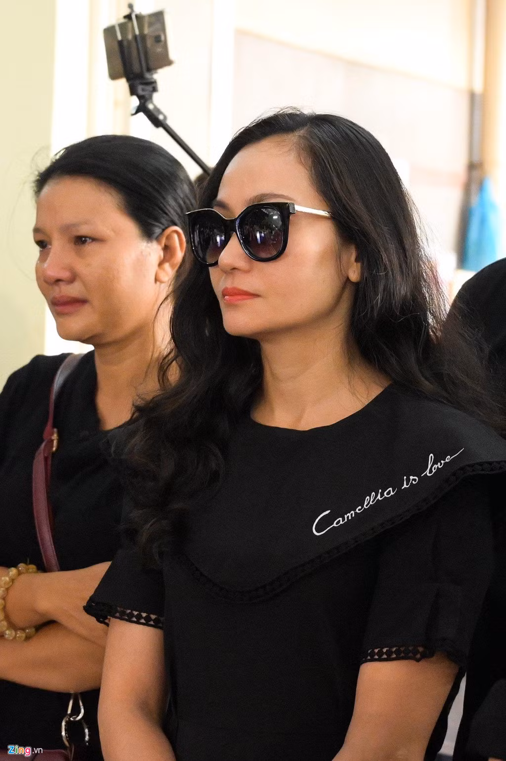 Diễn viên Hạnh Thuý nghẹn ngào nhìn linh cữu cố nghệ sĩ dời đi. Chị nói: "Chúng tôi không muốn tiễn đưa anh mà chào anh đi".