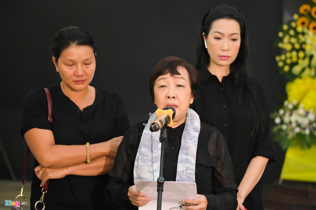 Thay mặt các nghệ sĩ, bà Hồng Dung, Phó chủ tịch Hội sân khấu TP.HCM đọc điếu văn đưa tiễn cố nghệ sĩ. "Mọi lần gặp anh là thấy anh cười, sao bây giờ anh không còn gây cười cho anh em nữa, mà cứ lặng im", bà mở đầu điếu văn xúc động.