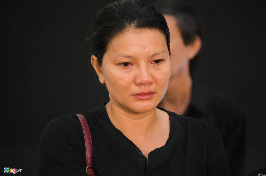 Tiếp đó, bà nhắc đến nghệ sĩ Lê Bình trong nước mắt: "Cái tên cúng cơm đã từ lâu không có ai nhớ mà chỉ nhớ cái tên Lê Bình. Anh chưa bao giờ có được đóng vai chính nhưng những vai anh đóng sẽ trở thành vai chính trong lòng khán giả. Các nhân vật của anh thường không có tên mà sẽ là ông Tư, ông Bảy. Khán có thể không ra rạp mua vé vì anh, nhưng rời khỏi rạp sẽ luôn nhớ đến anh. Anh đi rồi, còn đâu nữa để giao những vai nhỏ mà không nhỏ chút nào. Đang lúc thiếu kịch bản thì anh có ngay một kịch bản nằm trong ngăn kéo". Trong ảnh là diễn viên Kiều Trinh đã tới đưa tiễn nghệ sĩ đàn anh.