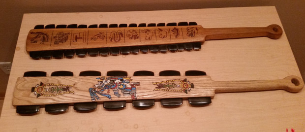 Vũ khí Macuahuitl của người Aztec khá nặng. Theo đó, các chiến binh Aztec thường sử dụng vũ khí sắc bén này bằng cả hai tay để có hiệu quả tốt nhất.