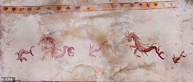 Cụ thể, nhiều bức tường trong các căn phòng thuộc cung điện được trang trí công phu và tinh xảo với những gam màu chủ đạo là đỏ và vàng.