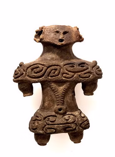 Một quan điểm khác nhận định tượng “dogu” có thể được tạo ra làm hình nhân thế mạng dùng trong các buổi cúng tế khi xưa. Các thầy cúng thời xưa sử dụng những bức tượng này để “chuyển” bệnh tật, điều xui xẻo của người đang sống vào hình nhân thế mạng.