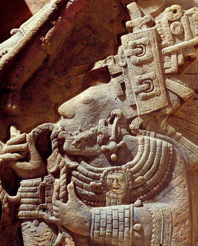 Sở dĩ các chuyên gia cho rằng bộ hài cốt nữ giới được tìm thấy trên thuộc về một nữ hoàng là vì những cổ vật quý giá được chôn cất cùng người quá cố. Thêm nữa, vị trí mai táng người này rất đặc biệt.