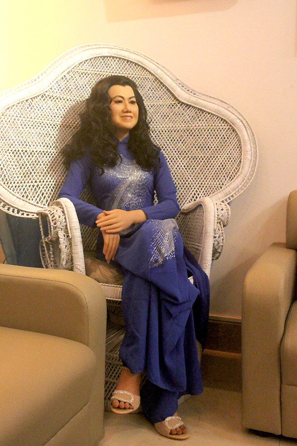 Ky nu Kim Cuong song trong “nha co”, ai buoc vao cung giat thot tim-Hinh-2