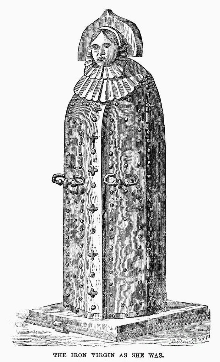 Khi bị tra tấn bằng trinh nữ sắt thì nữ phạm nhân sẽ không thể cử động vì gai nhọn làm từ sắt liên tục đâm vào cơ thể.